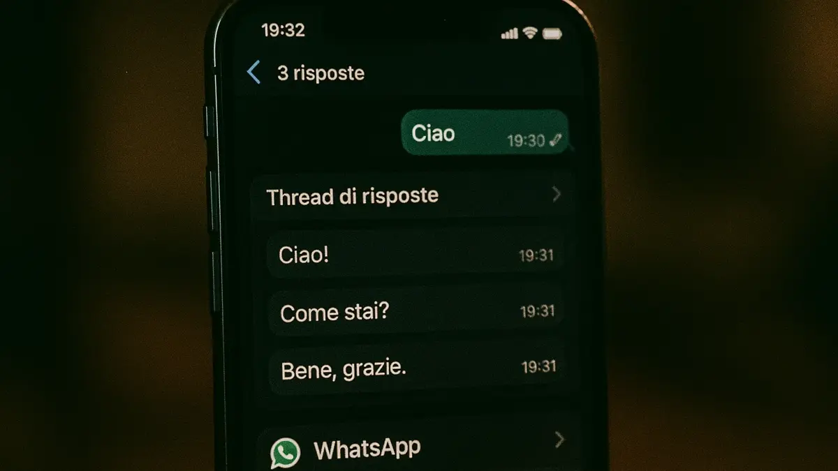 Schermata iPhone che mostra la nuova funzione di risposte in streaming su WhatsApp con thread separati e contatore visibile